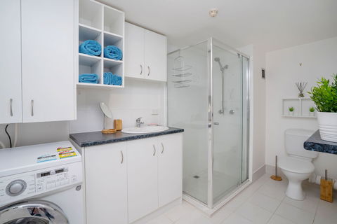 Beachside Views With Pool & Netflix - Accommodation Perth 3