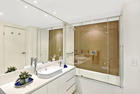 Luxurious Apartment Heart Of Surfers - Accommodation Perth 5