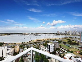Panoramic Views At Sub Penthouse Apt - Accommodation Perth 5