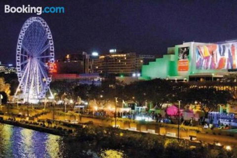 3br Stylish Apt CBD River & City Views SpaSaunaPoolWIFINetflix - Accommodation Perth 3