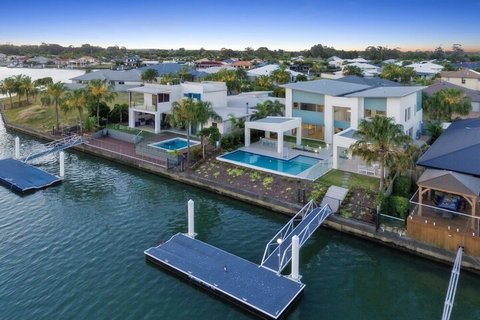 Luxury Canal Front Holiday House Raptor Pde Banksia Beach - Accommodation Perth 1