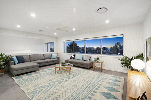 Luxury Canal Front Holiday House Raptor Pde Banksia Beach - Accommodation Perth 6