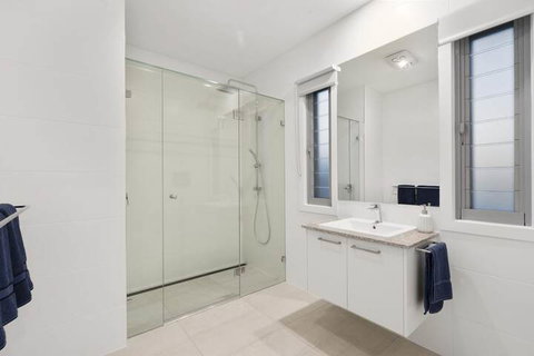 Luxury Canal Front Holiday House Raptor Pde Banksia Beach - Accommodation Perth 4
