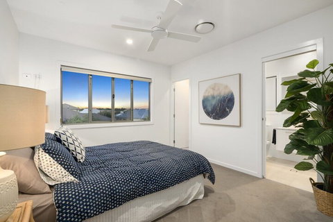 Luxury Canal Front Holiday House Raptor Pde Banksia Beach - Accommodation Perth 3
