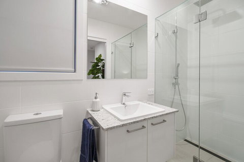 Luxury Canal Front Holiday House Raptor Pde Banksia Beach - Accommodation Perth 5