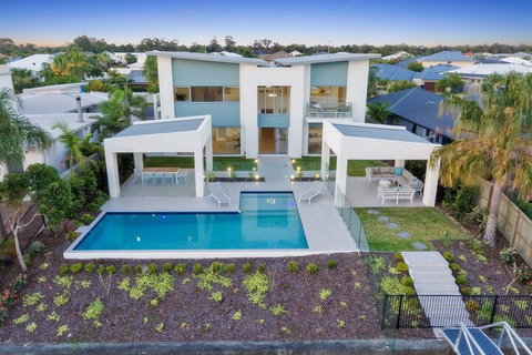 Luxury Canal Front Holiday House Raptor Pde Banksia Beach - Accommodation Perth 2