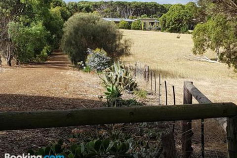 The Old Picnic Ground At Ironstone B & B - Accommodation Perth 5