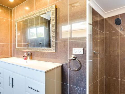 On Golden Ponds At Erowal Bay 4pm Check Out Sundays - Accommodation Perth 1