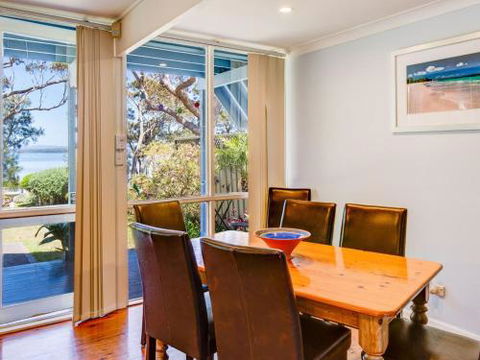 SORRENTO LAKESIDE Sanctuary Point 4pm Check Out Sundays - Accommodation Perth 3
