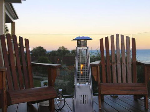 WHALE WATCH FOR FOUR Gerringong 4pm Check Out Sundays - Perth Resorts 0