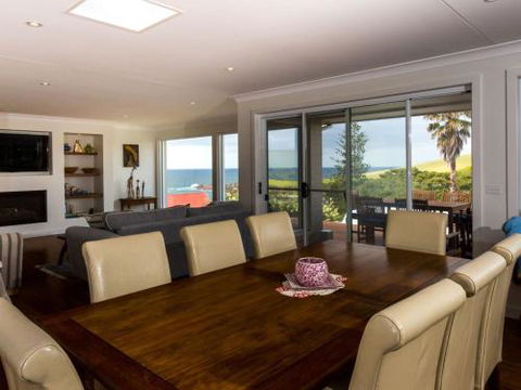 WHALE WATCH FOR FOUR Gerringong 4pm Check Out Sundays - Perth Resorts 4