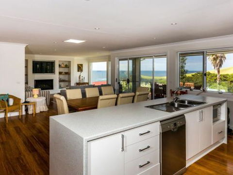 WHALE WATCH FOR FOUR Gerringong 4pm Check Out Sundays - Perth Resorts 1