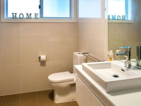 WHALE WATCH FOR FOUR Gerringong 4pm Check Out Sundays - Perth Resorts 6