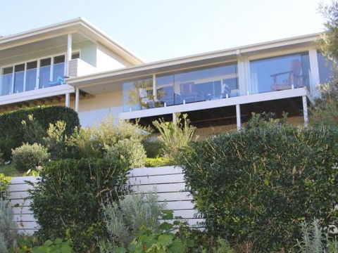 WHALE WATCH FOR FOUR Gerringong 4pm Check Out Sundays - Perth Resorts 5