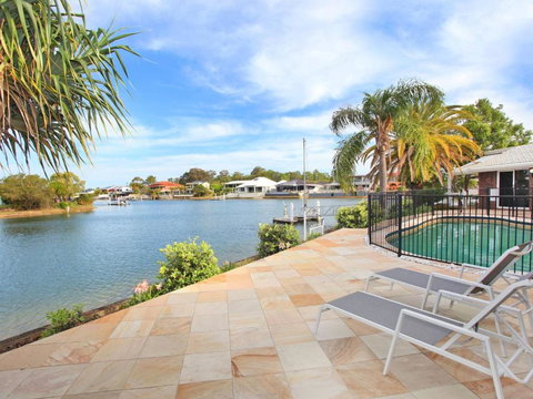 April 19 4 Bedroom Home On Canal With Pool Pontoon Aircon & WiFi! - Perth Resorts 3