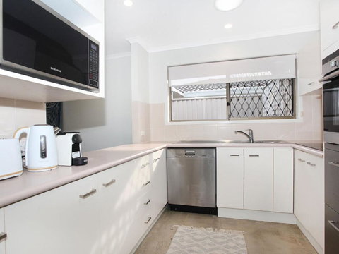 April 19 4 Bedroom Home On Canal With Pool Pontoon Aircon & WiFi! - Perth Resorts 6