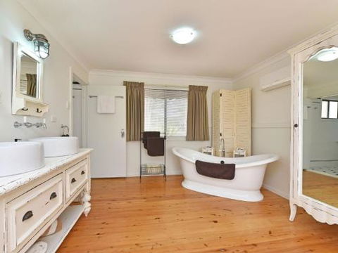 Olive Grove Villa 3 Suite With Large Bath - Perth Resorts 6