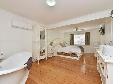Olive Grove Villa 3 Suite With Large Bath - Perth Resorts 2