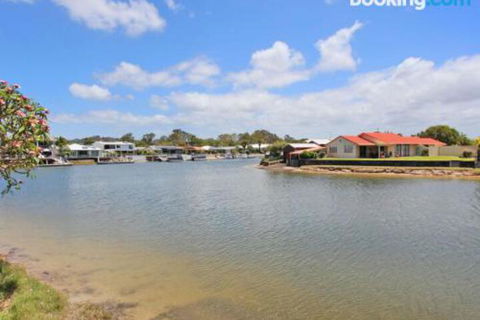 Schirrmann 56 Four Bedroom Home On Canal With Pool Pontoon Aircon & WiFi! - Accommodation Perth 3