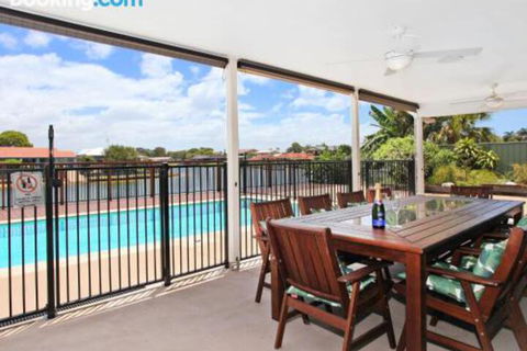 Schirrmann 56 Four Bedroom Home On Canal With Pool Pontoon Aircon & WiFi! - Accommodation Perth 1