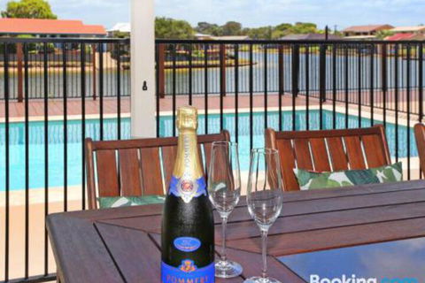 Schirrmann 56 Four Bedroom Home On Canal With Pool Pontoon Aircon & WiFi! - Accommodation Perth 5