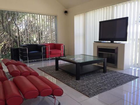 The White House Sandy Point - Perth Resorts 3