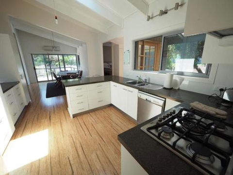 Sleepy Hollow Sandy Point - Perth Resorts 3