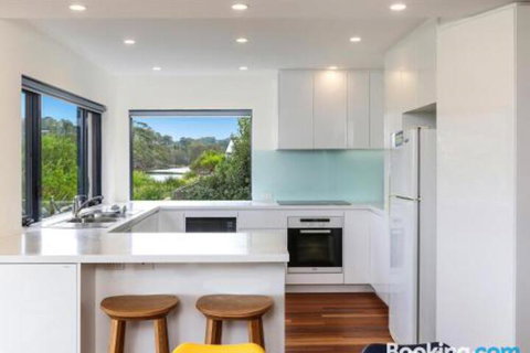 Beachfront Delight 14b Bareena Avenue - Accommodation Perth 4