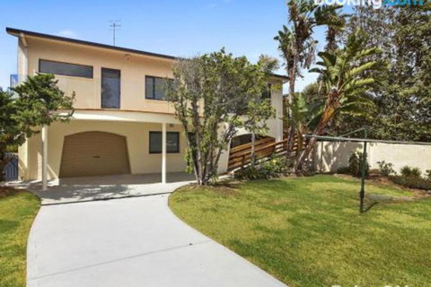 Beachfront Delight 14b Bareena Avenue - Accommodation Perth 2