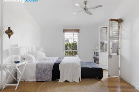 Blue Belle At Huskisson 4pm Check Out Sundays - Accommodation Perth 5
