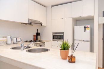 Melbourne City Apartment With Parking - Perth Resorts 4