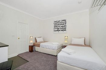 Spooky Hall Motel - Perth Resorts 5