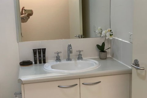 BHB CBD Dream Wine Netflix Wifi Views - Accommodation Perth 4