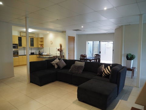 Queen Room With Airport Transfers Or Car Rental - Accommodation Perth 6