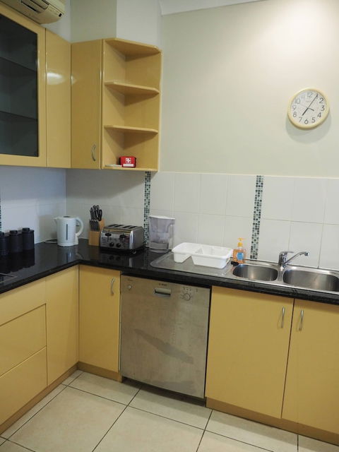 Queen Room With Airport Transfers Or Car Rental - Accommodation Perth 1