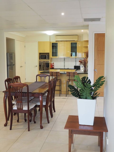 Queen Room With Airport Transfers Or Car Rental - Accommodation Perth 3