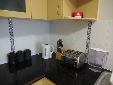Queen Room With Airport Transfers Or Car Rental - Accommodation Perth 2