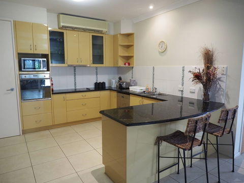 Queen Room With Airport Transfers Or Car Rental - Accommodation Perth 4