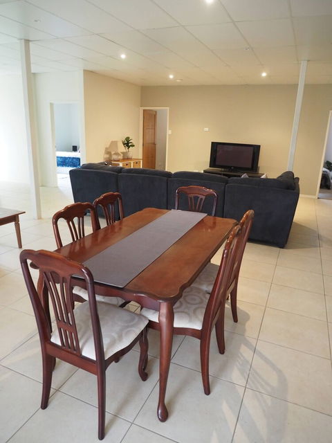Queen Room With Airport Transfers Or Car Rental - Accommodation Perth 5