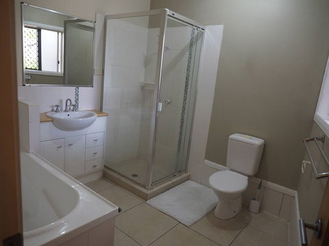 Queen Room With Airport Transfers Or Car Rental - Accommodation Perth 0