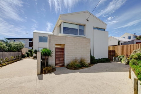 Villa Moyne - Accommodation Perth 0