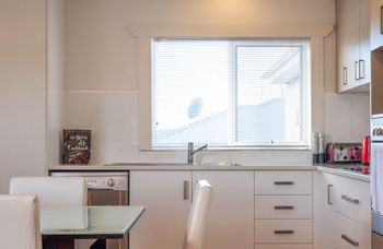 Spacious & Bright 4 Bedroom Home - Accommodation Perth 2