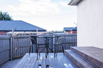 Spacious & Bright 4 Bedroom Home - Accommodation Perth 6