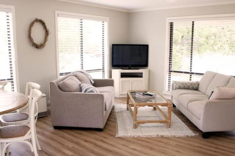 Charlottes Honor River & Golf Cottage - Accommodation Perth 0