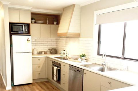 Charlottes Honor River & Golf Cottage - Accommodation Perth 4