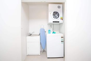 Designer Executive Apartment + Parking Near Train - Perth Resorts 4
