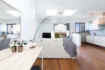 Beachside Apartment With Stunning Views & Parking - Accommodation Perth 5