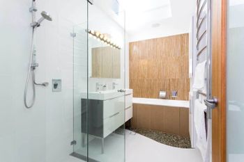Beachside Apartment With Stunning Views & Parking - Accommodation Perth 6