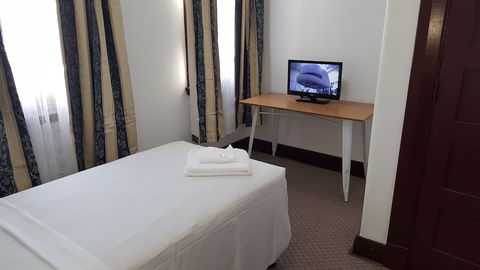 Royal Hotel Tenterfield - Perth Resorts 4