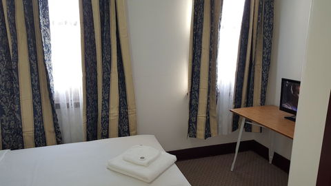 Royal Hotel Tenterfield - Perth Resorts 2